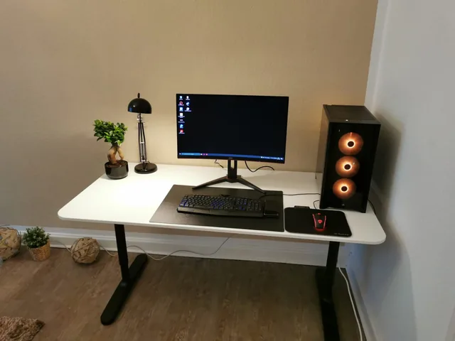 PC-Arbeitsplatz mit Windows auf dem Monitor