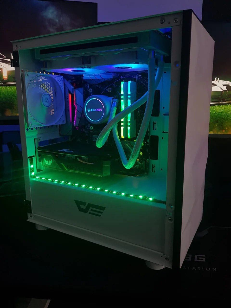 Weißer Gaming-PC mit beleuchteten Lüftern, Arbeitsspeicher und Grafikkarte.